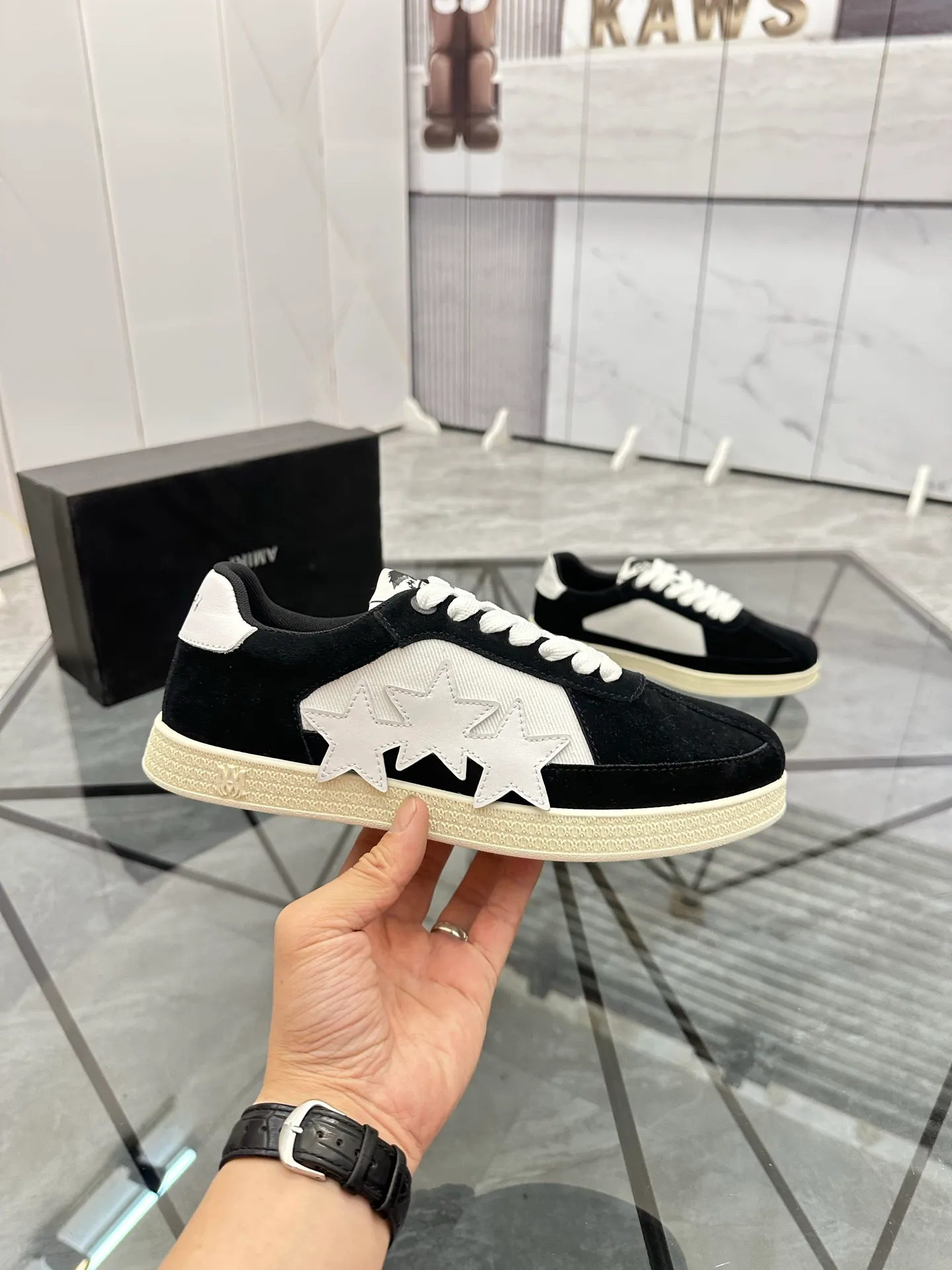 Men's shoes: 💰P420¥ Product trademark: AMIRI* "Amir*" low-top casual shoes Regular size: 38-45 (can be customized to 46) Product material: imported nubuck leather upper, breathable lining, original outsole. Number: 001